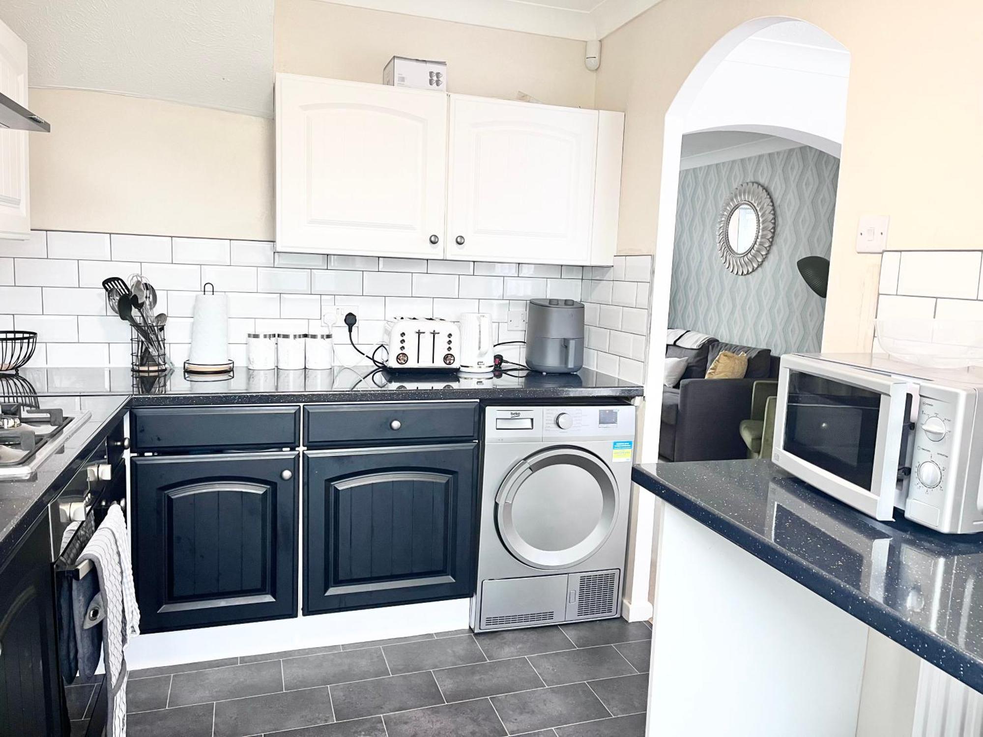 Lush House Close To Ashford Town Centre With Driveway מראה חיצוני תמונה